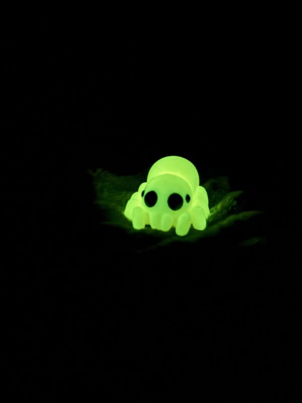 Spider fidget toy - moving body and multiple colours available including glow in the dark! scary! - Image 8