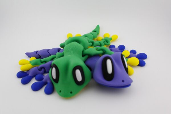 magnetic gecko - great for fridges - moving arms, legs and body also with swivel head! great facial expression - 2 Colours