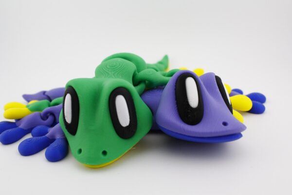 magnetic gecko - great for fridges - moving arms, legs and body also with swivel head! great facial expression - 2 Colours - Image 2